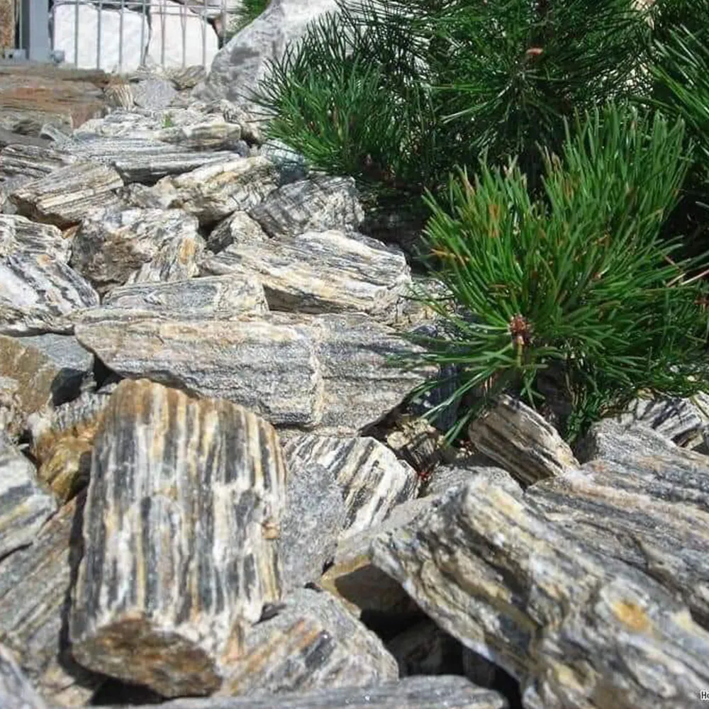 Kompozycja gnejsu kamiennego w ogrodzie